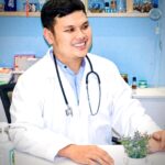 Hình ảnh tin tức Quét mã QR trên ứng dụng PC-Covid để lấy mẫu và trả kết quả xét nghiệm